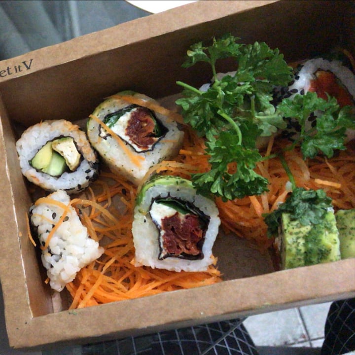 photo of Let it V - Vegan Sushi 8 piezas de Anhui y Valenciano Roll shared by @sandralobo on  20 Jul 2021 - review
