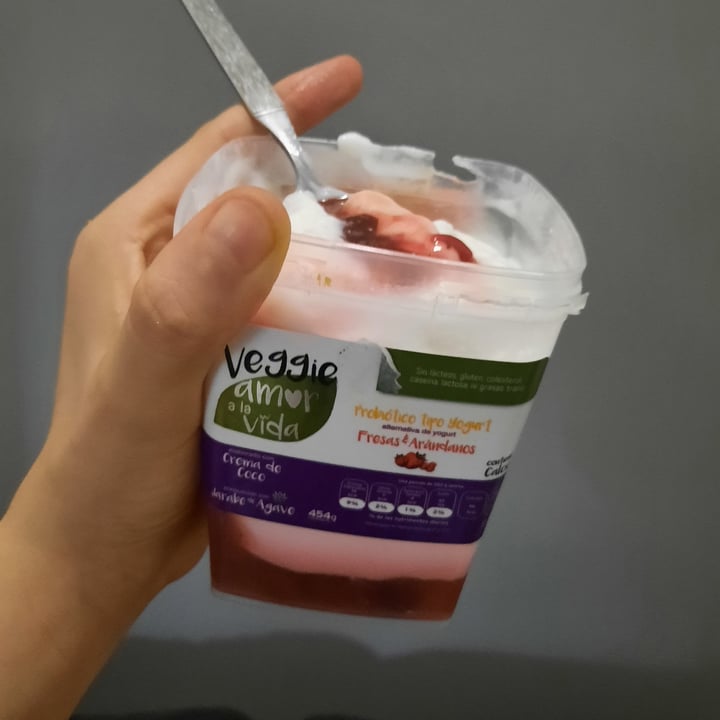 photo of Veggie Amor a la Vida Probiótico tipo Yogurt Fresas Y Arándanos shared by @greasy-vegan on  18 Oct 2020 - review