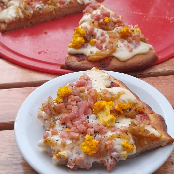 photo of El Palacio Vegano Pizza con jamon huevo y cebolla shared by @agusdelga on  14 Aug 2021 - review
