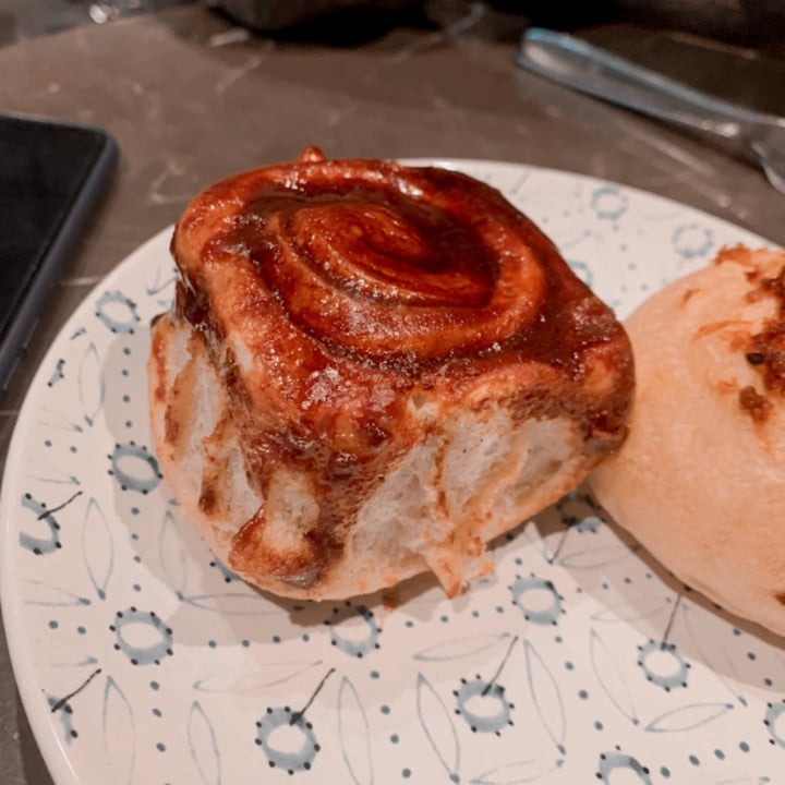 photo of Slow Bakes vegan cinnamon bun shared by @nutsfortheearth on  31 Dec 2020 - review