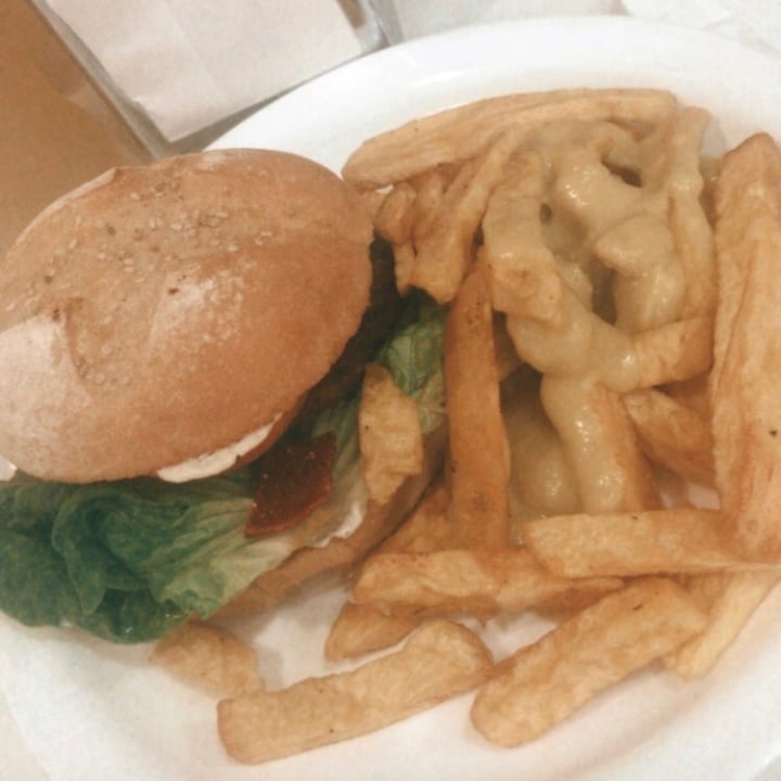 review photo of Loving Hut Microcentro Hamburguesa De Quinoa Con Papas Fritas shared by @elibracamonte on 21 Sep 2020 - review
