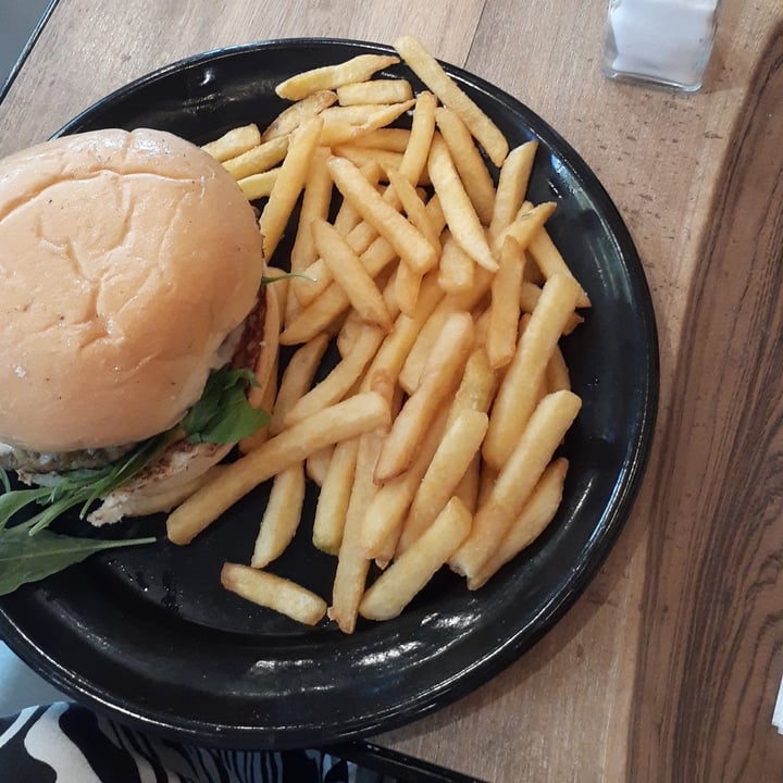 photo of Clöe Bakehouse veggie burger shared by @anabellareguera on  24 May 2022 - review