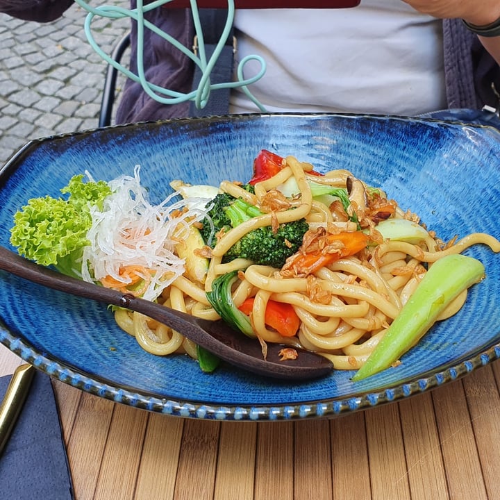 photo of Secret Garden Vegan Sushi München Gebratene  Udonnudeln shared by @martini on  16 Jul 2022 - review