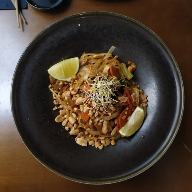 菜肴“Pad thai vegano con pollo-nopollo”的照片