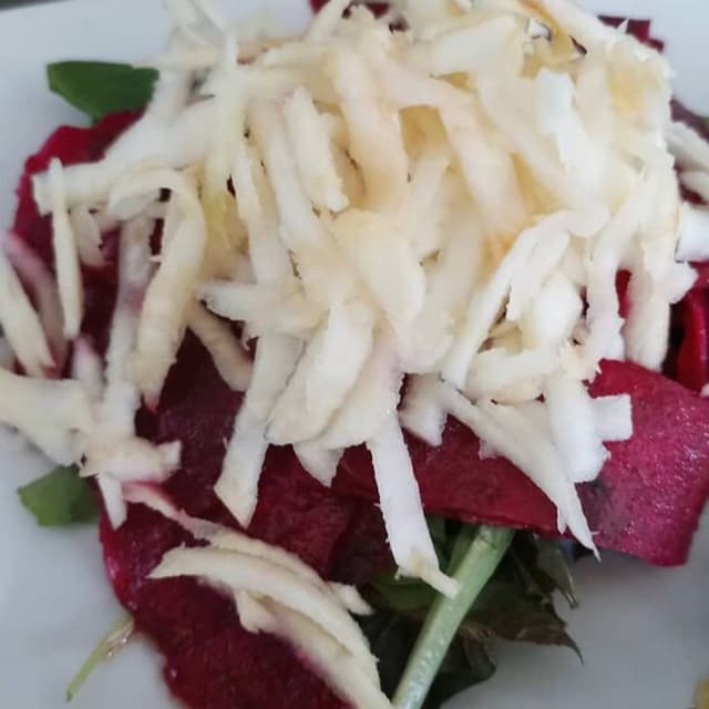 Foto del piatto “Carpaccio Di Barbabietola Con Scaglie Di Sedano Rapa E Rucola”