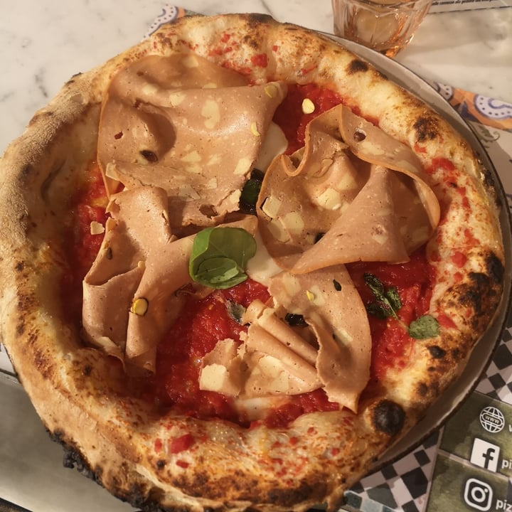 photo of Pizzeria Assaje Trieste D. O. P. Vegana +mortadella Vegana shared by @lindaemecs on  18 Apr 2022 - review