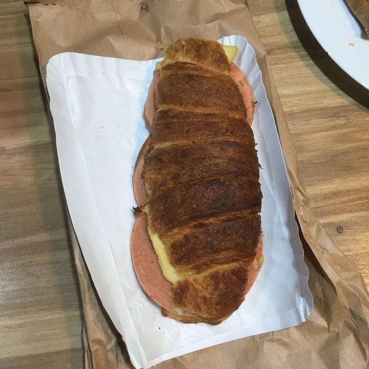 photo of Veganius Croissant De Jamón Y Queso shared by @paulestoyaqui on  27 Dec 2020 - review
