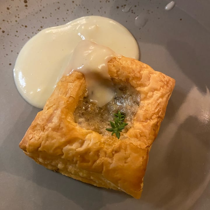 photo of GingerGi Veggie-Pop restaurant Brioche salata ai funghi con salsa al “formaggio” e tartufo shared by @sonsofseitan on  13 Jan 2023 - review