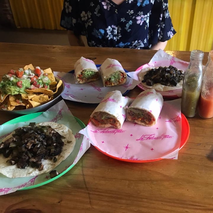 photo of La Fábrica del Taco Comida Mexicana Burritos De Vegetales, tacos de portobello y nachos con guacamole shared by @micabr on  07 Oct 2020 - review