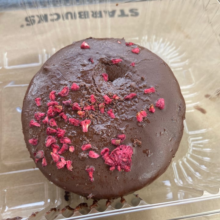 review photo of Starbucks mini raspberry chocolate cake shared by @sebaalmashaan on 06 Jun 2021 - review