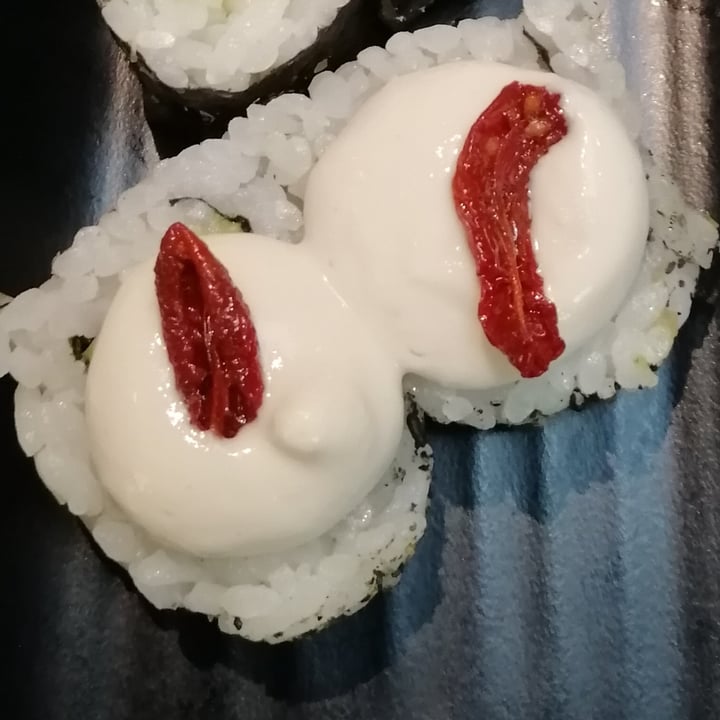 photo of Domò Sushi Hosomaki crema di tofu e pomodori secchi shared by @floriana97 on  14 Jun 2022 - review