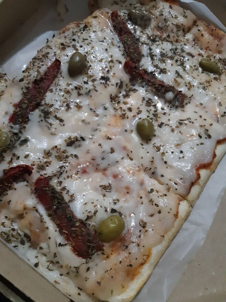 photo of Maestros Pizzeros Pizza con tomates asados shared by @brenfar on  02 Mar 2020 - review