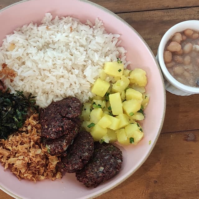 Photo of the dish “Arroz, Feijão, Batata Saute, Crispy De Couve, Cristo De Cebola E Hamburguinho De Quinoa”