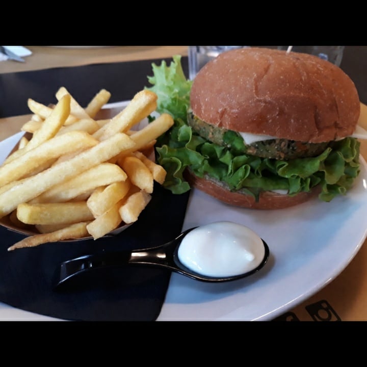 photo of Big Ben Pub Hamburger "Las vegan" shared by @monikavegan on  07 Dec 2021 - review