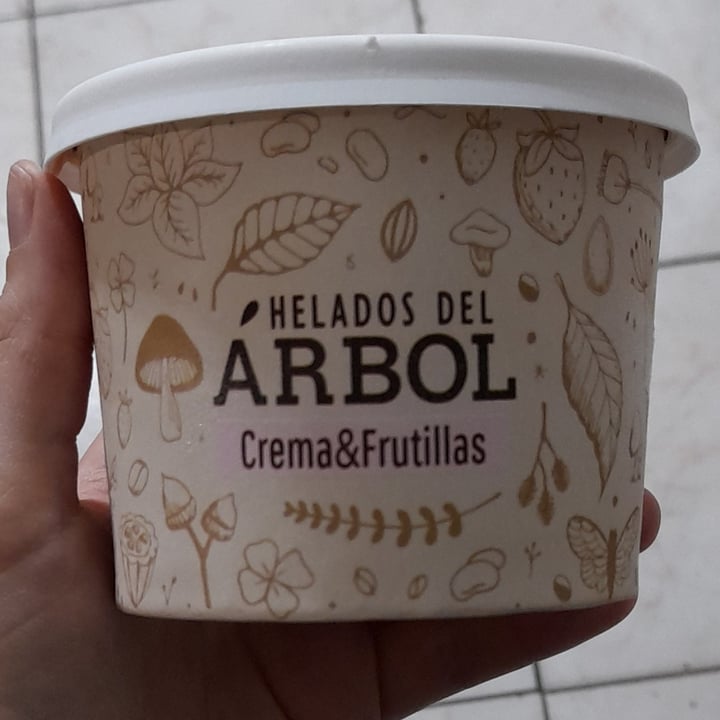 photo of Helados del Árbol Crema y frutillas shared by @lucianafiorella1 on  07 Apr 2022 - review