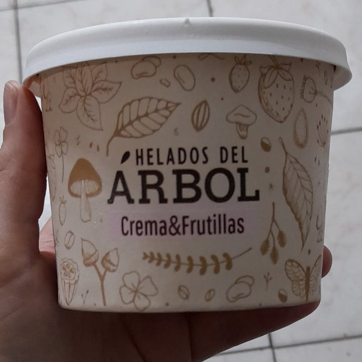 review photo of Helados del Árbol Crema y frutillas shared by @lucianafiorella1 on 07 Apr 2022 - review