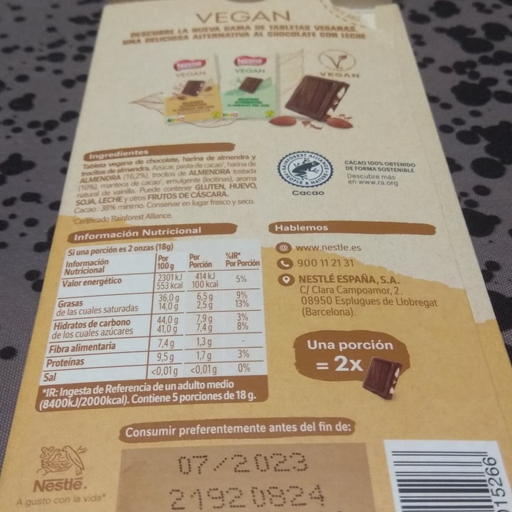 photo of Nestlé chocolate con almendras shared by @davidganja on  17 Oct 2022 - review