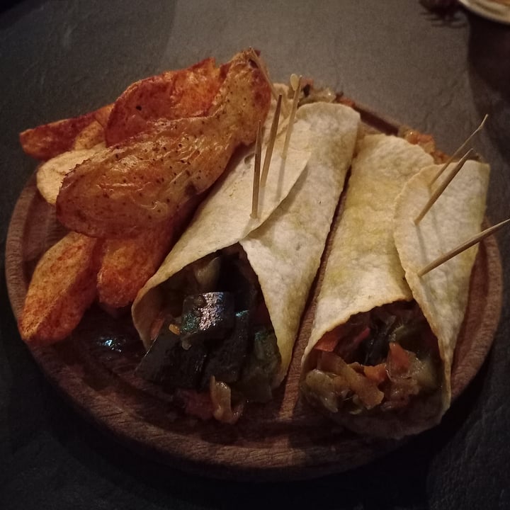 photo of Cervecería La Rubia Tacos vegetarianos con papas shared by @acuello on  29 Mar 2022 - review