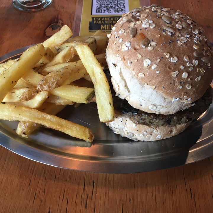photo of Deniro Hamburguesa Vegana shared by @outofstep on  15 Feb 2021 - review