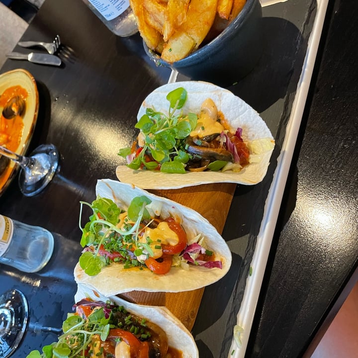 photo of The Goose - Randalls Pubs Portobello Mushroom, Pepper & Jalapeno Tacos shared by @natalinkal on  21 Jul 2022 - review