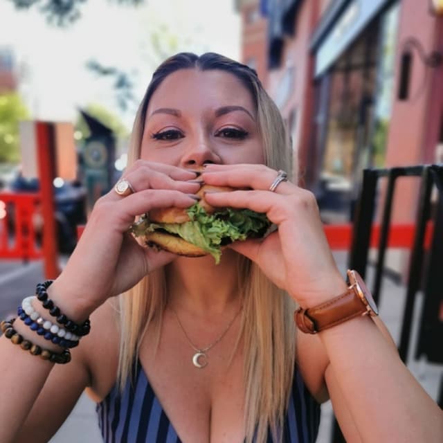 Foto do prato “Original V Burger, cheese fries and vanilla shake”