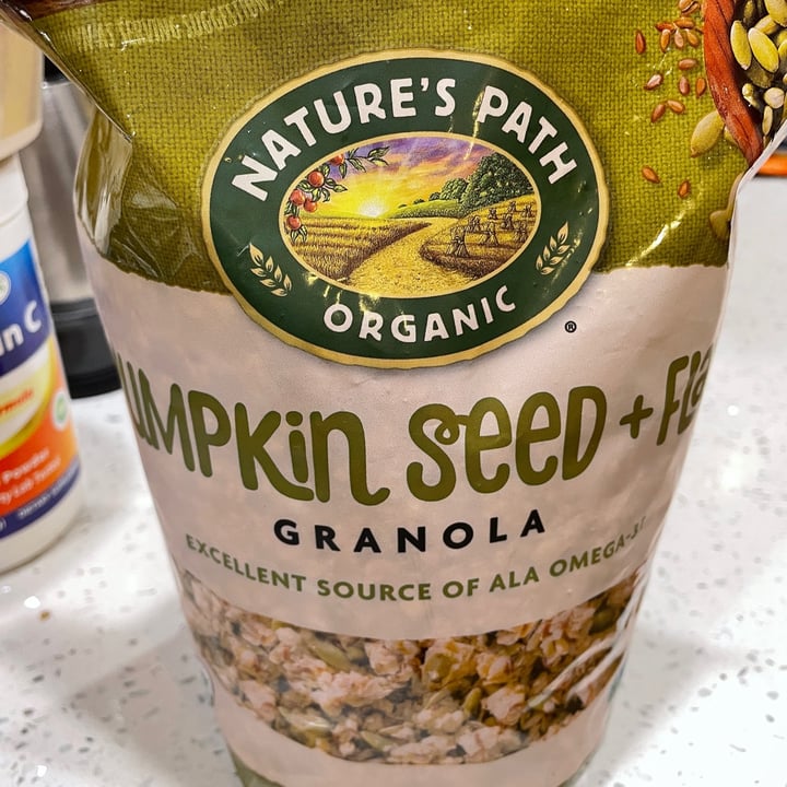 photo of Nature’s Path Organic Pumpkin Seed & Flax Granola shared by @izoldat on  05 Nov 2022 - review