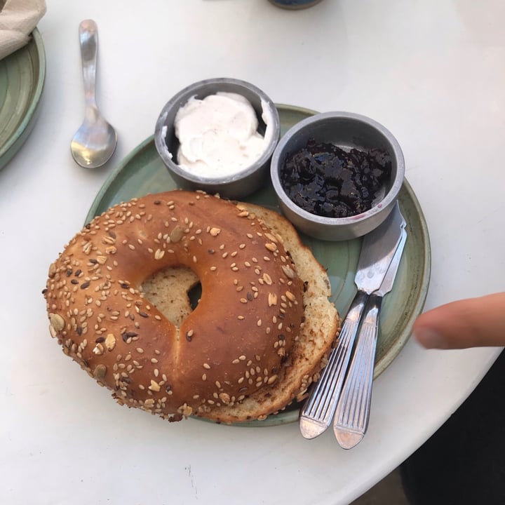 photo of Bioma plant based café Bagel con queso y mermelada shared by @sechague on  12 Jun 2021 - review
