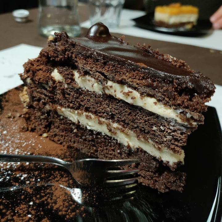 photo of La Tecia Vegana Torta di nocciole e cioccolato shared by @martinabecherucci on  04 Feb 2022 - review