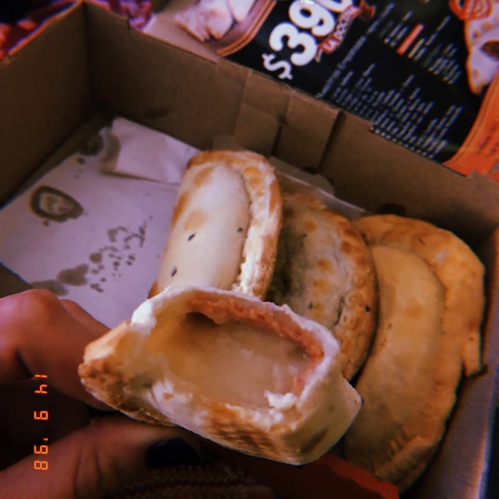 photo of Empanadas de 10 Empanada jamon y queso shared by @cretakanoo on  15 Sep 2020 - review