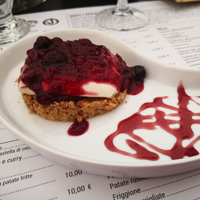 Photo of the dish “Cheesecake Vegana Zenzero e Frutti Rossi”