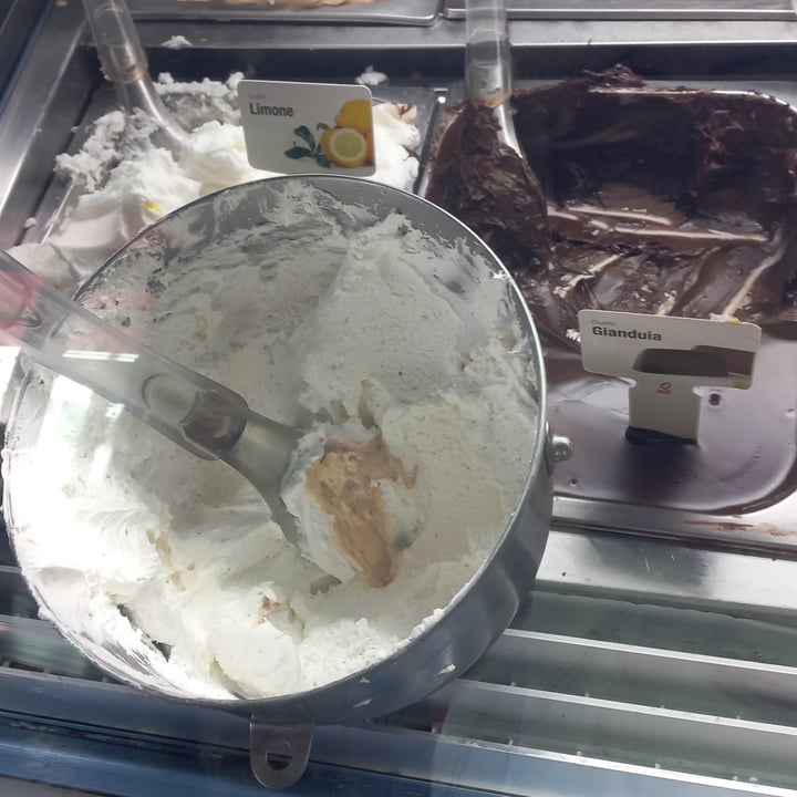 photo of gelateria Kremmy Gianduia e Caramello Salato shared by @ariab on  04 Jun 2022 - review