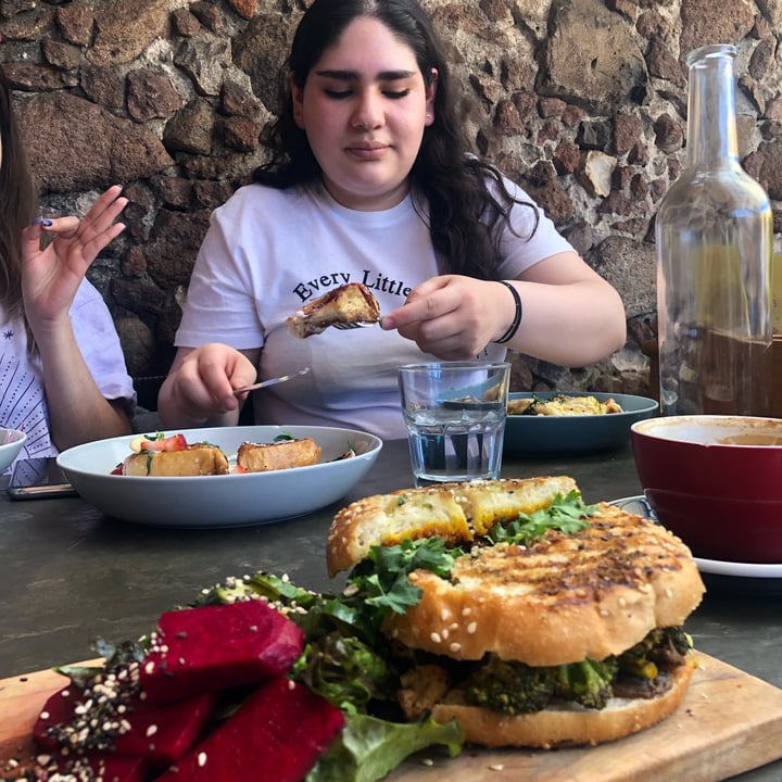 review photo of Inside Cafe Sándwich vegano shared by @palomaiturrizar on 03 Apr 2022 - review
