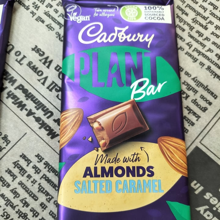 review photo of Cadbury almonds salted caramel shared by @vuurhoutjie on 12 Sep 2022 - review