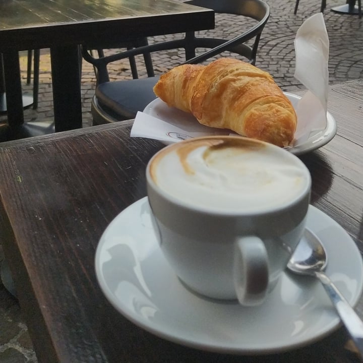 photo of Madera Milano Cappuccino di soia + cornetto vuoto shared by @martatze on  03 Jul 2022 - review