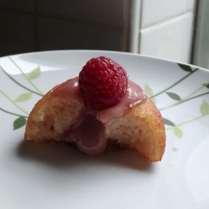 photo of Comeco Foods Raspberry Custard Donut shared by @alynereis on  10 Oct 2021 - review