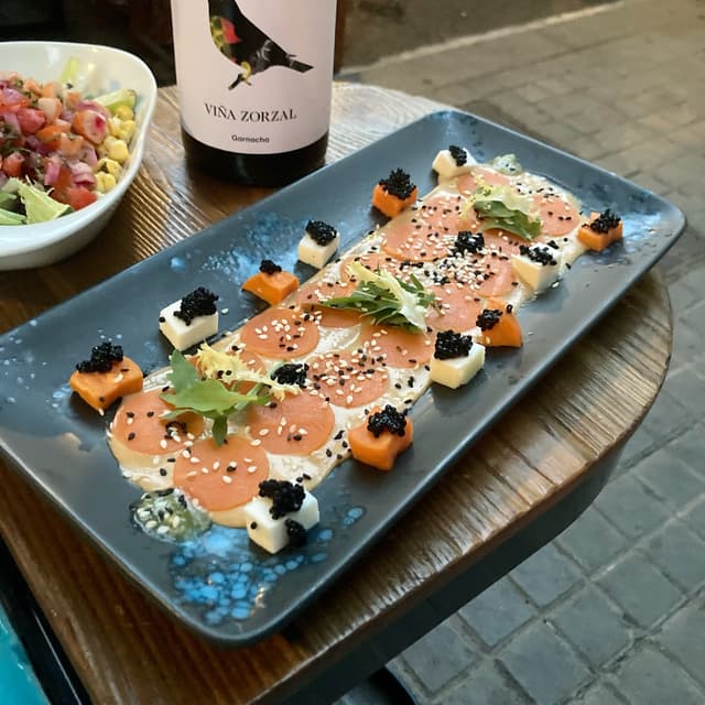 「Carpaccio de salmón」の料理の写真