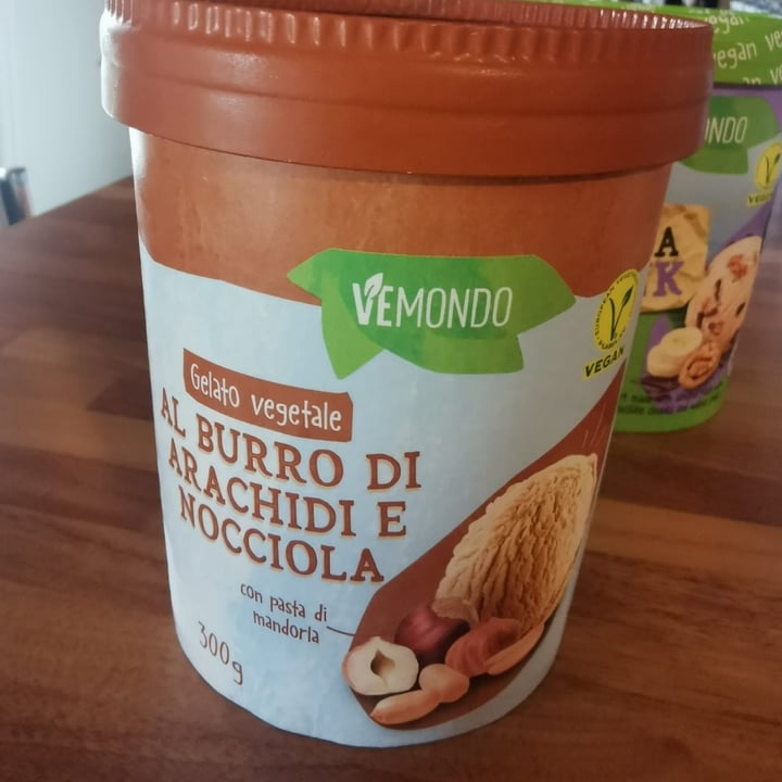 photo of Vemondo gelato vegetale burro d'arachidi e nocciola shared by @soy-martina on  15 Jun 2022 - review