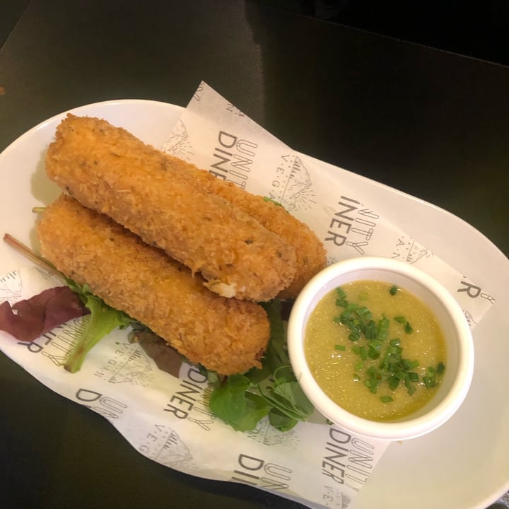 photo of Unity Diner Mozzarella Sticks shared by @rhiannondiamxnd on  05 Oct 2021 - review