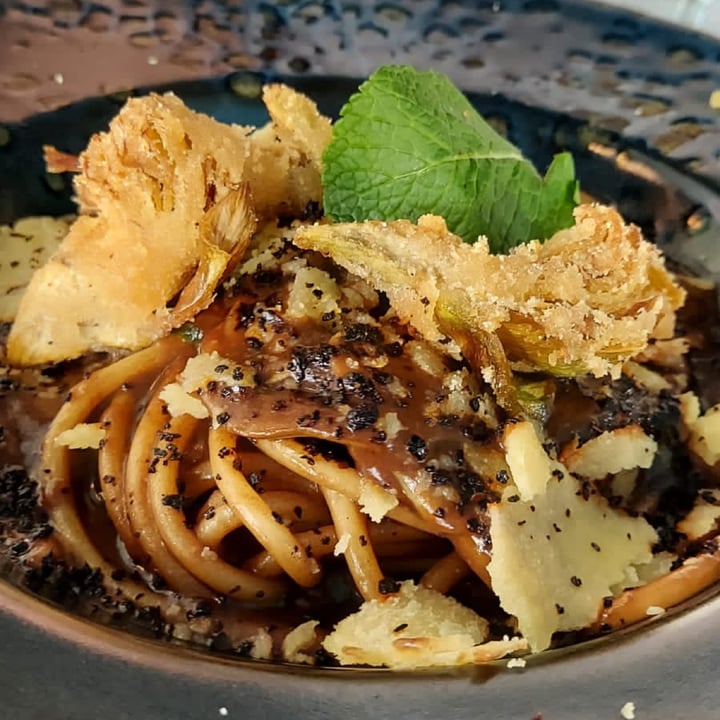 photo of Romeow Cat Bistrot Spaghettone di Gragnano con aglio nero e carciofi croccanti shared by @michelavegan on  03 Apr 2022 - review