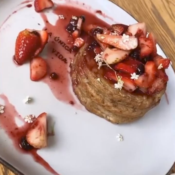 photo of Canasto Picnic Bistrò Banana and oat pancakes with red berries and maple syrup shared by @juanitamartinez on  20 Feb 2022 - review