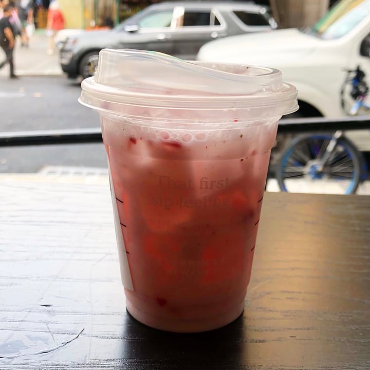 review photo of Starbucks Pink Drink with Coconut Milk shared by @oliviazg0 on 16 Oct 2021 - review