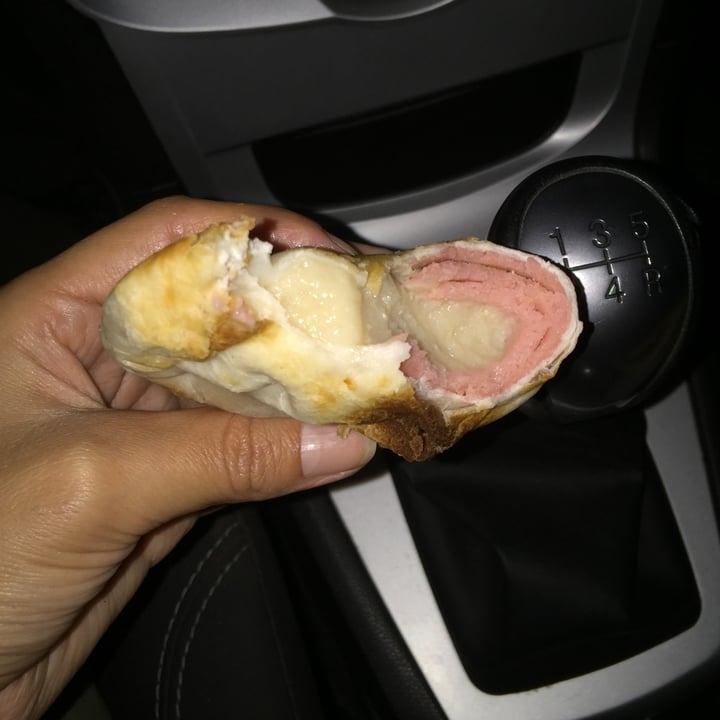 photo of Lontano Pizza Empanada De Jamón Y Queso shared by @marzonicolas on  06 Mar 2022 - review