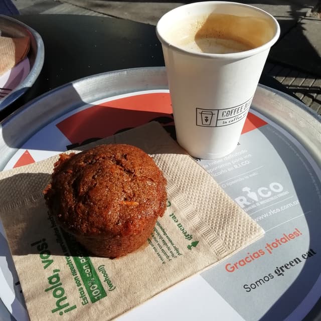 菜肴“Latte Con Leche De Almendras + Muffin Vegan”的照片