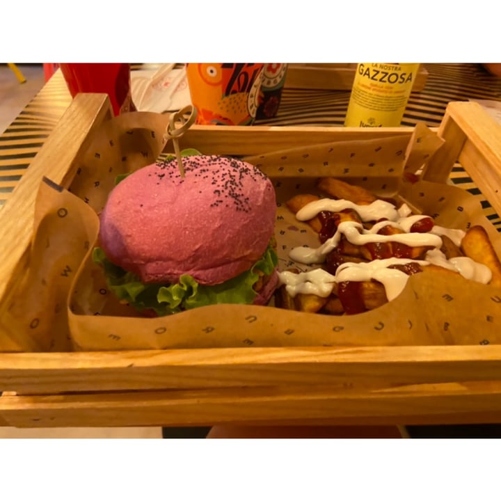 photo of Flower Burger Cherry bomb shared by @alecucinandoveg on  15 Apr 2022 - review