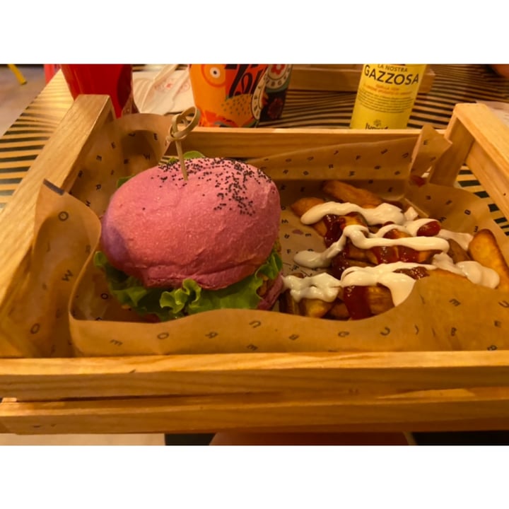 review photo of Flower Burger Cherry bomb shared by @alecucinandoveg on 15 Apr 2022 - review