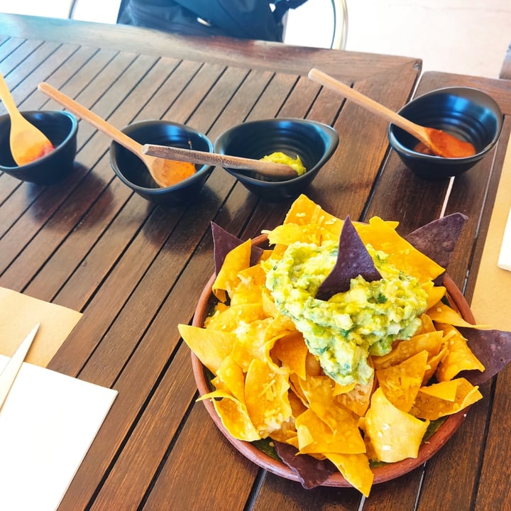 photo of La Chilanga Totopos con guacamole y queso vegano shared by @mamaroach on  01 Aug 2022 - review