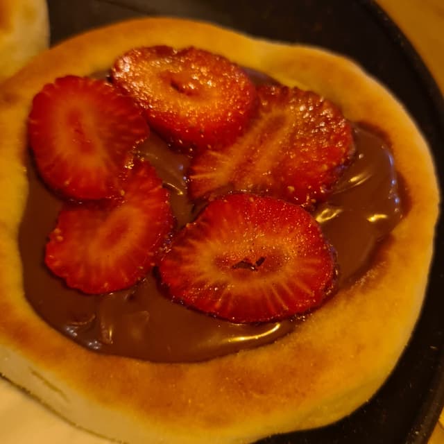 Photo of the dish “Esfiha De Nutela Com Morango”