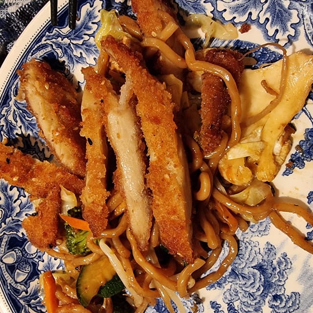 Foto del plato “Knusprige Vegane Ente Mid Nudeln”