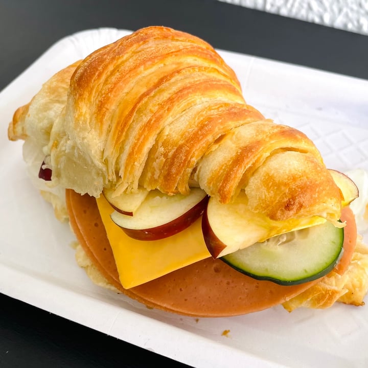 photo of Miga Vegana Croissant de Jamón Con Queso shared by @hugemittons on  27 Jul 2021 - review