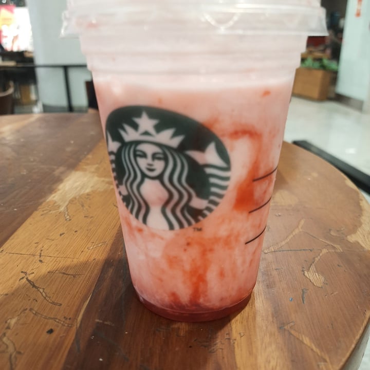 photo of Starbucks Frappuccino super morango, com leite de coco shared by @solrebeca on  11 Jan 2022 - review